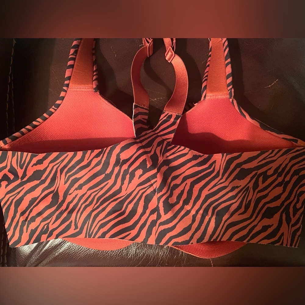 EUC Victoria’s Secret Incredible Knockout Ultra Max tiger print sports bra 34DD - Picture 2 of 5